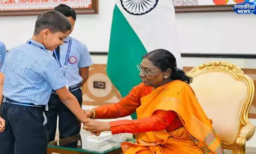पिथौरा के चार नन्हे विद्यार्थियों ने राष्ट्रपति भवन में मनाया रक्षाबंधन, राष्ट्रपति द्रौपदी मुर्मू से बंधवाई राखी पिथौरा के चार नन्हे विद्यार्थियों ने राष्ट्रपति भवन में मनाया रक्षाबंधन, राष्ट्रपति द्रौपदी मुर्मू से बंधवाई राखी