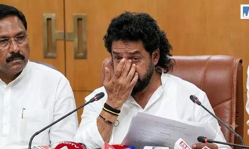 भ्रष्टाचार के आरोप में मंत्री का इस्तीफा