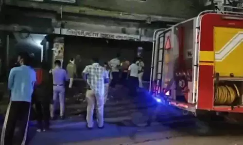 रेलवे स्टेशन के सामने शराब दुकान में लगी भीषण आग