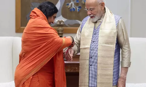 रक्षाबंधन पर PM मोदी को साध्वी ऋतंभरा ने बांधी राखी