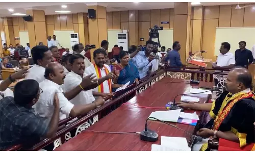 तमिलनाडु में TVK-DMK पार्षदों में भिड़ंत मेयर ने लगाए गंभीर आरोप तमिलनाडु में TVK-DMK पार्षदों में भिड़ंत मेयर ने लगाए गंभीर आरोप