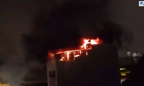 इमारत बनी आग का गोला, दमकल ने रोकी लपटों की रफ्तार