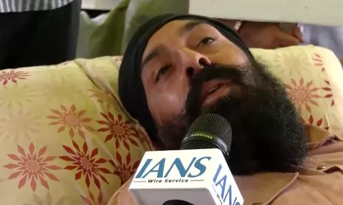कैब चालकों की हड़ताल जारी प्रशासन पर अनदेखी का आरोप बोले भूख हड़ताल से बिगड़ रही हालत