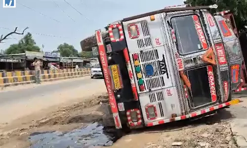 सड़क किनारे नाला टूटा तो पलटा ट्रक, बाल-बाल बची चालक की जान सड़क किनारे नाला टूटा तो पलटा ट्रक, बाल-बाल बची चालक की जान