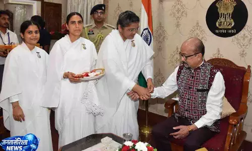राज्यपाल रमेन डेका को ब्रह्मकुमारी बहनों ने बांधी राखियां राज्यपाल रमेन डेका को ब्रह्मकुमारी बहनों ने बांधी राखियां