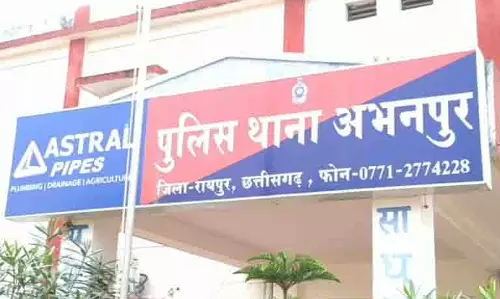 अभनपुर में चाकू दिखाकर लूट की वारदात, तीन नाबालिग गिरफ्तार अभनपुर में चाकू दिखाकर लूट की वारदात, तीन नाबालिग गिरफ्तार