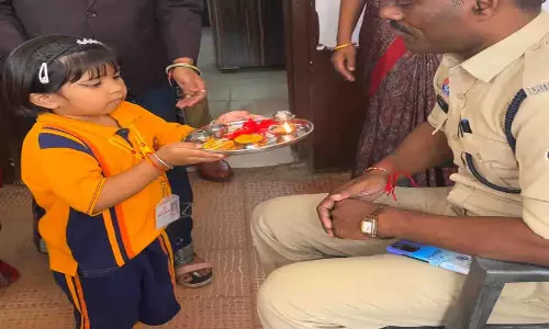 नन्हीं बहनों ने पुलिसकर्मियों को बांधी राखी, साथ में दिया साइबर सुरक्षा का संदेश