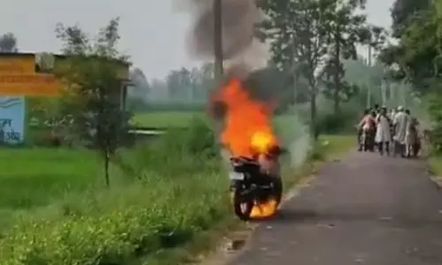 गुस्से में खोया आपा, पत्नी से विवाद के बाद युवक ने जला दी अपनी बाइक
