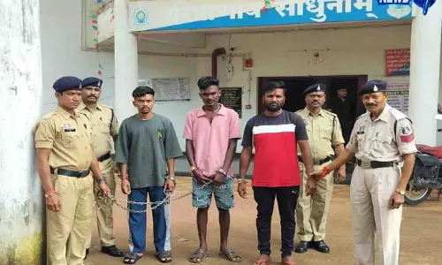 काम दिलाने का झांसा देकर नाबालिगों को ले गए, शोषण के आरोप में 3 गिरफ्तार काम दिलाने का झांसा देकर नाबालिगों को ले गए, शोषण के आरोप में 3 गिरफ्तार