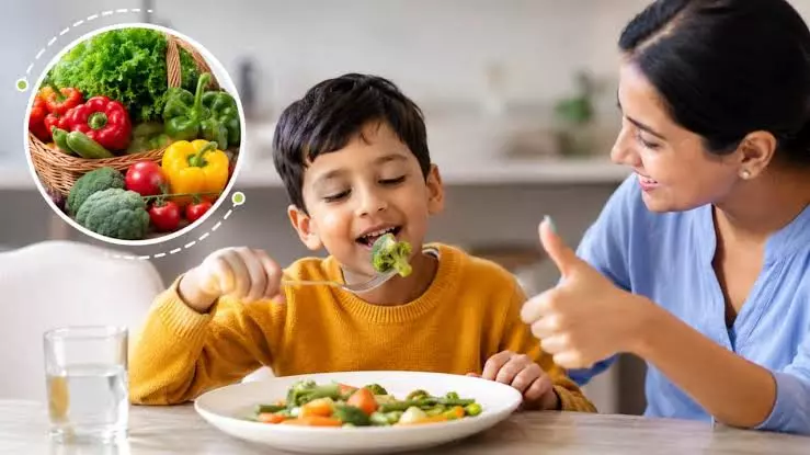 बच्चों को सब्जियां खिलाने के आसान तरीके जानें ये जादुई टिप्स बच्चों को सब्जियां खिलाने के आसान तरीके जानें ये जादुई टिप्स