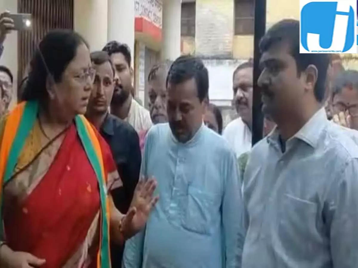 एटा में मंत्री और डीएम आमने सामने वीडियो हुआ वायरल एटा में मंत्री और डीएम आमने सामने वीडियो हुआ वायरल