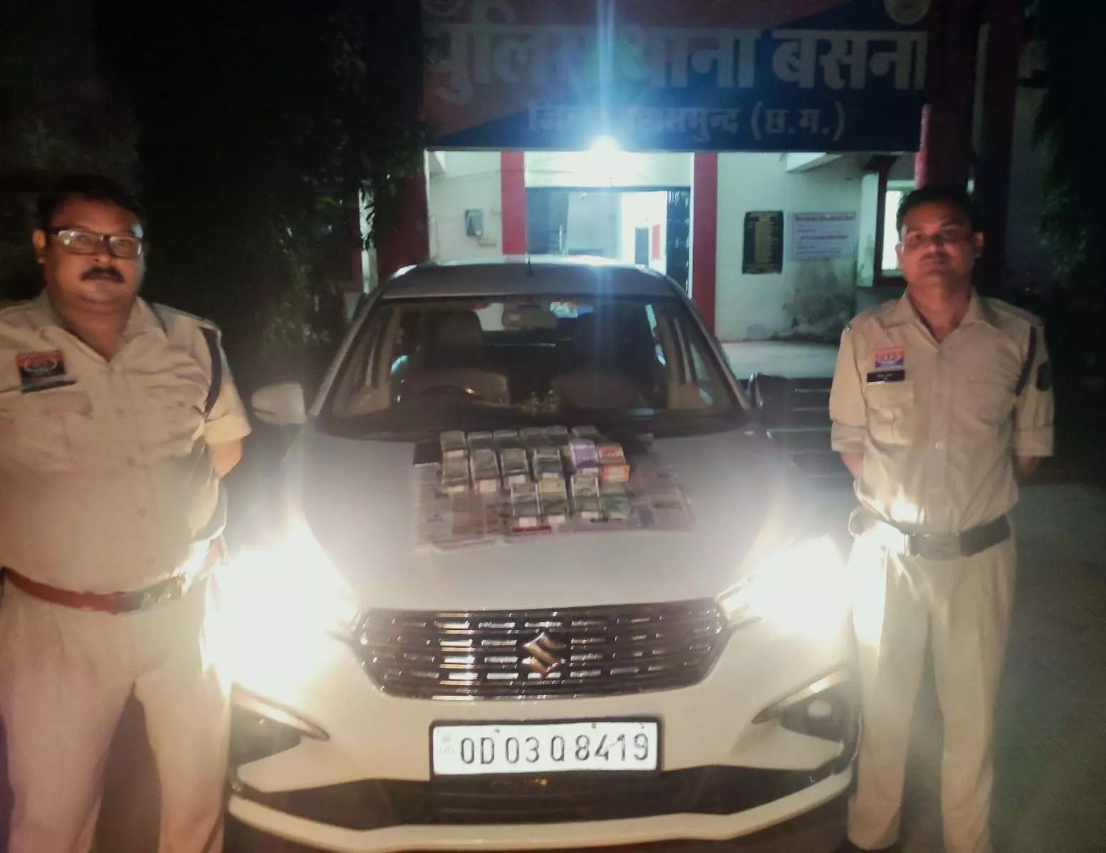 अर्टिगा कार से बड़ी मात्रा में नगदी बरामद, उड़ीसा मार्ग पर पुलिस चेकिंग के दौरान हड़कंप अर्टिगा कार से बड़ी मात्रा में नगदी बरामद, उड़ीसा मार्ग पर पुलिस चेकिंग के दौरान हड़कंप