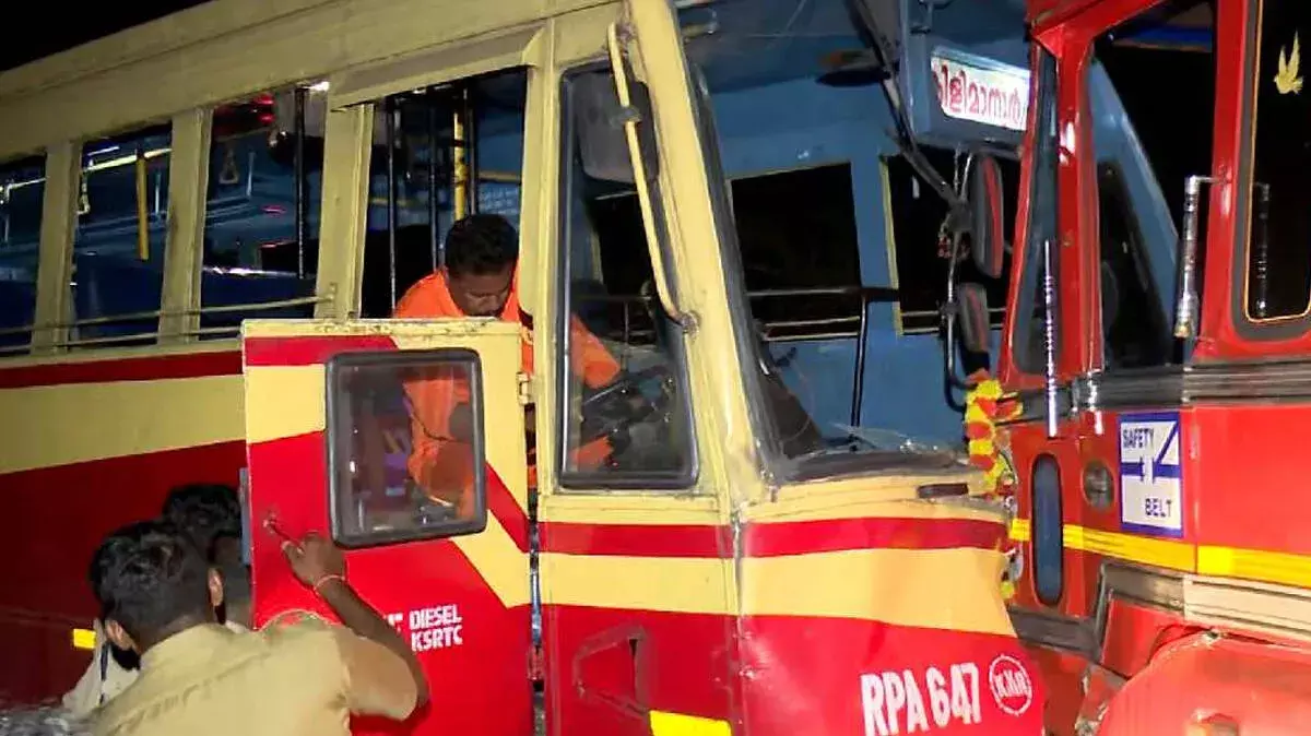 तिरुवनंतपुरम में MC रोड पर टैंकर लॉरी KSRTC बस से टकराई; 25 लोग घायल तिरुवनंतपुरम में MC रोड पर टैंकर लॉरी KSRTC बस से टकराई; 25 लोग घायल