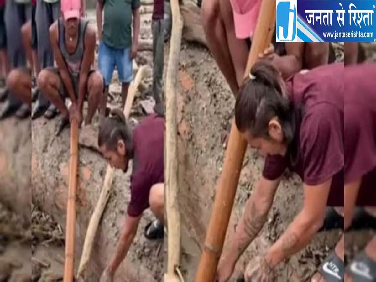 नेपाल आपदा के बीच शर्मनाक हरकत बाढ़ पीड़ित की लाश से गहने चोरी नेपाल आपदा के बीच शर्मनाक हरकत बाढ़ पीड़ित की लाश से गहने चोरी