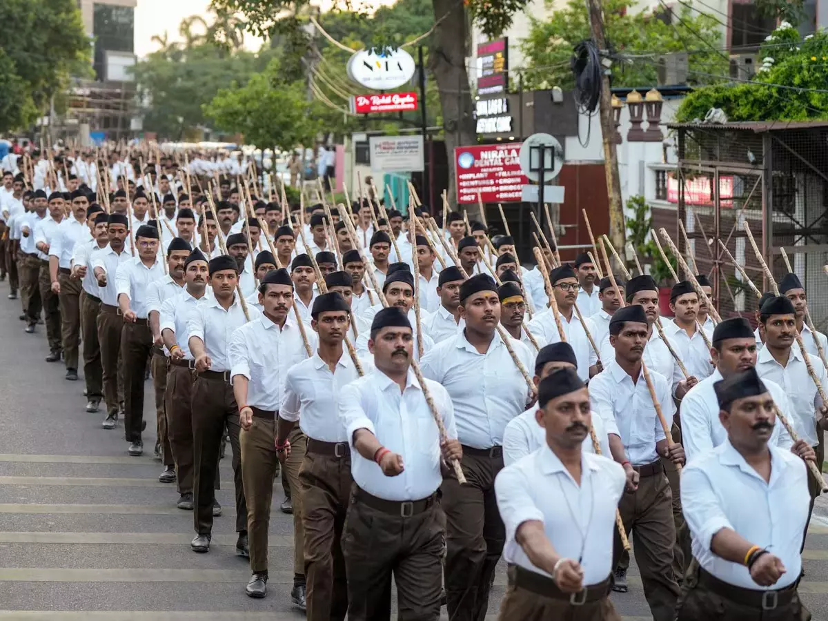 RSS पथ संचलन में शामिल होने पर कर्नाटक के दो सरकारी शिक्षक निलंबित RSS पथ संचलन में शामिल होने पर कर्नाटक के दो सरकारी शिक्षक निलंबित