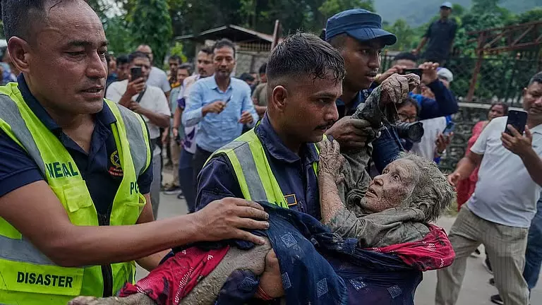 नेपाल बाढ़ में 290 भारतीय लापता संपर्क टूटा नेपाल बाढ़ में 290 भारतीय लापता संपर्क टूटा