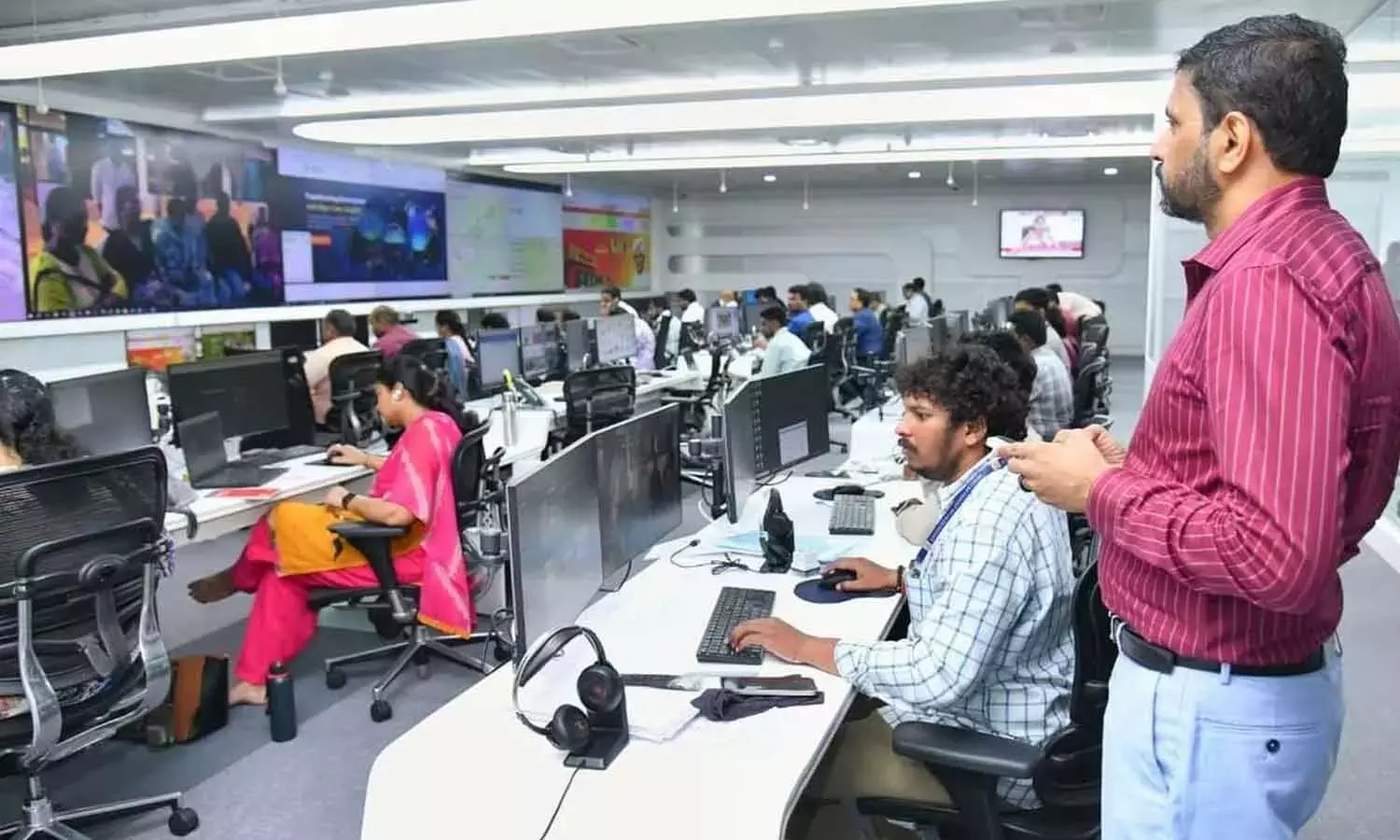 आंध्र प्रदेश ने फँसे हुए तेलुगु तीर्थयात्रियों का पता लगाने की कोशिशें तेज़ कर दी आंध्र प्रदेश ने फँसे हुए तेलुगु तीर्थयात्रियों का पता लगाने की कोशिशें तेज़ कर दी