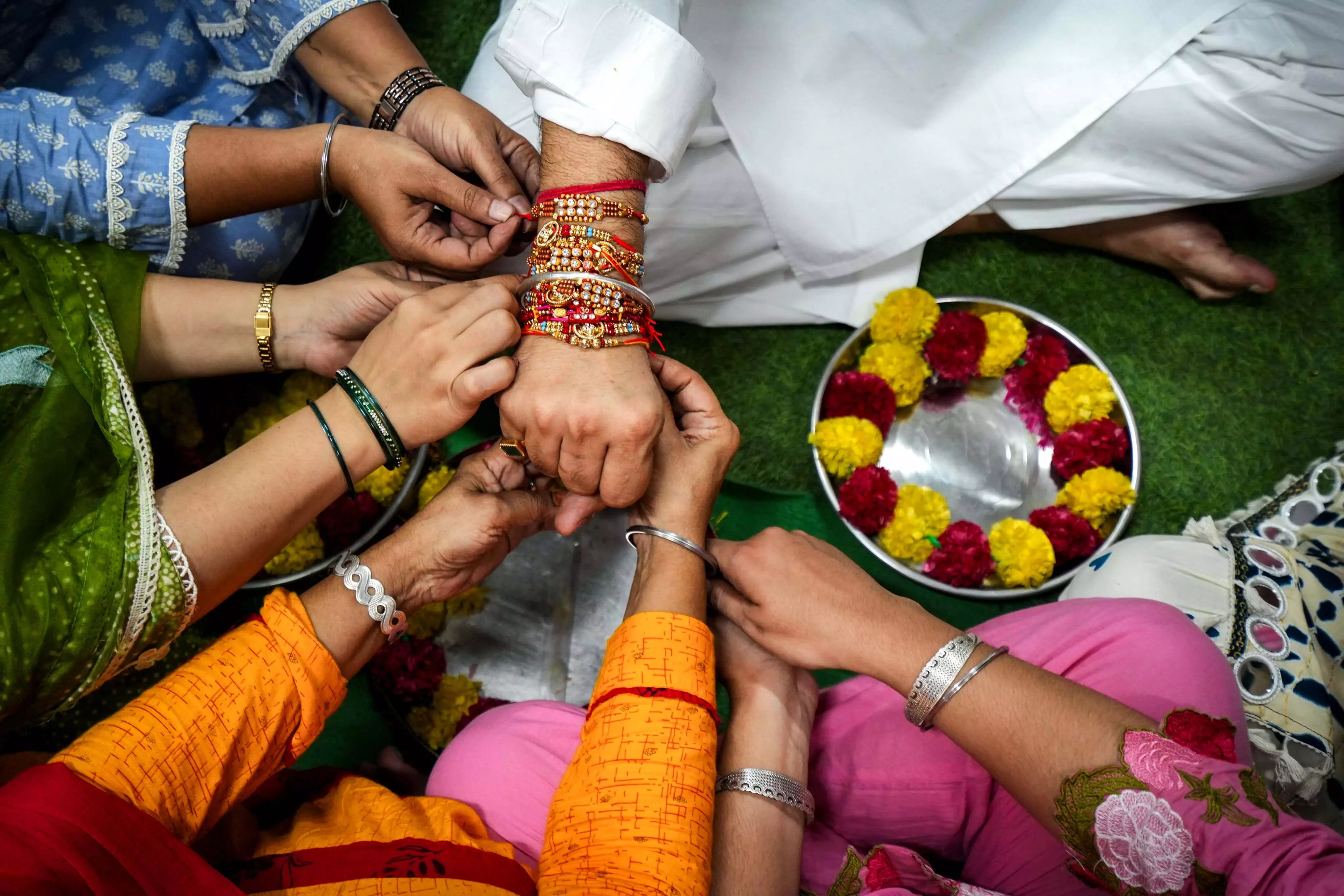 रक्षाबंधन पर राहुल, प्रियंका और खड़गे ने देशवासियों को दी शुभकामनाएं रक्षाबंधन पर राहुल, प्रियंका और खड़गे ने देशवासियों को दी शुभकामनाएं