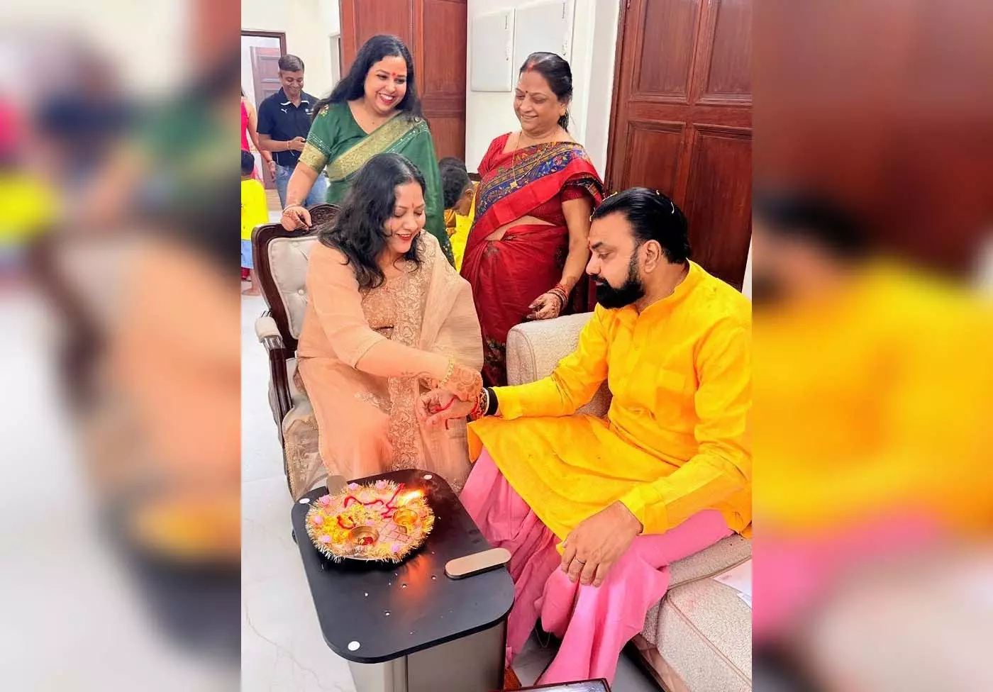 बिहार: सीएम सम्राट चौधरी ने कलाई पर बंधवाई राखी, तेजस्वी ने महिलाओं के सम्मान का लिया संकल्प बिहार: सीएम सम्राट चौधरी ने कलाई पर बंधवाई राखी, तेजस्वी ने महिलाओं के सम्मान का लिया संकल्प