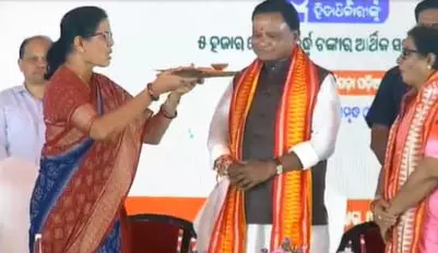 स्पीकर डिप्टी CM ने बांधी राखी स्पीकर डिप्टी CM ने बांधी राखी