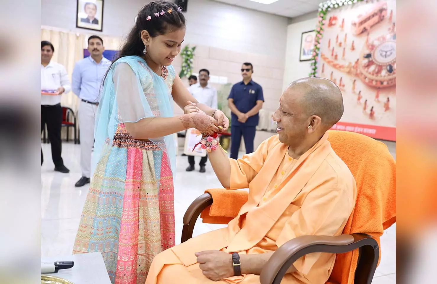 रक्षाबंधन पर CM योगी को बच्चियों ने बांधी राखी, ऑटोग्राफ लेकर पाईं चॉकलेट और तोहफे रक्षाबंधन पर CM योगी को बच्चियों ने बांधी राखी, ऑटोग्राफ लेकर पाईं चॉकलेट और तोहफे