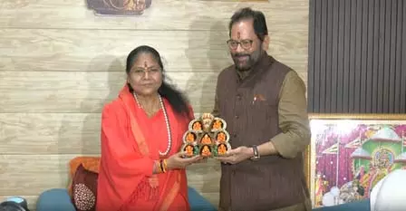 साध्वी निरंजन ज्योति ने मुख्तार नकवी को बांधी राखी, भाई-बहन के रिश्ते को मजबूत करने का दिया संदेश साध्वी निरंजन ज्योति ने मुख्तार नकवी को बांधी राखी, भाई-बहन के रिश्ते को मजबूत करने का दिया संदेश