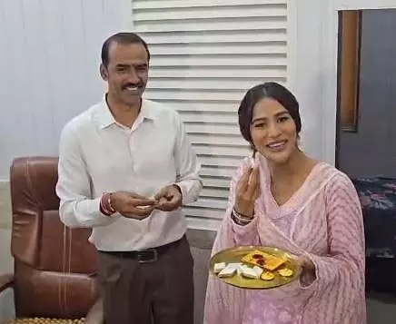 पूनम पांडे ने मुंबई पुलिस के अधिकारी को बांधी राखी, कहा-ये परिवार से हटकर रखते हैं हमारा ख्याल पूनम पांडे ने मुंबई पुलिस के अधिकारी को बांधी राखी, कहा-ये परिवार से हटकर रखते हैं हमारा ख्याल