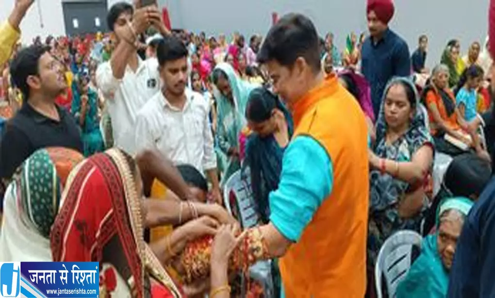 बरेली में राखी का खास उत्सव मेयर और बेटे को मिला बहनों का प्यार बरेली में राखी का खास उत्सव मेयर और बेटे को मिला बहनों का प्यार