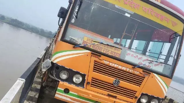 चलती बस का टायर निकला बड़ा हादसा टला चलती बस का टायर निकला बड़ा हादसा टला