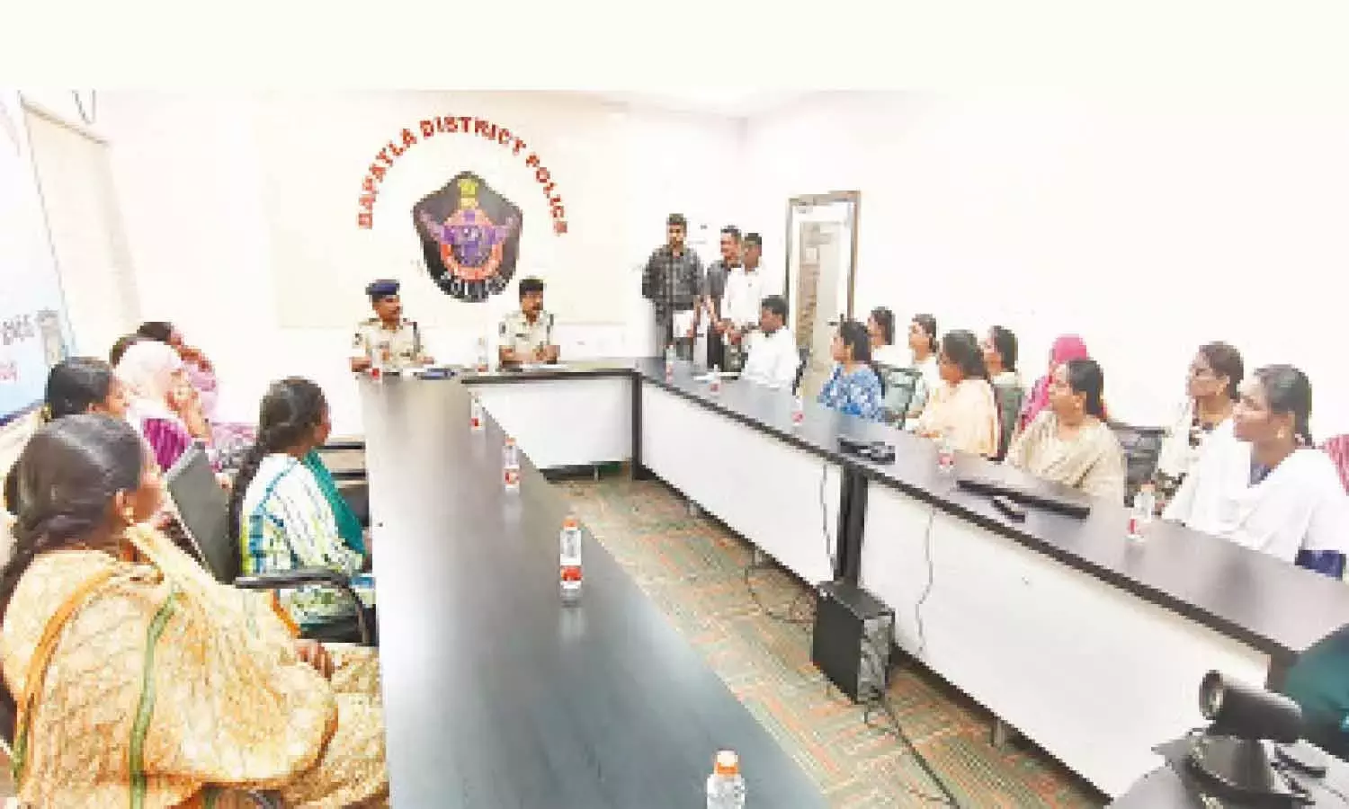 Andhra: SP ने स्वर्ण वार्ड की महिला पुलिसकर्मियों के साथ बैठक की Andhra: SP ने स्वर्ण वार्ड की महिला पुलिसकर्मियों के साथ बैठक की