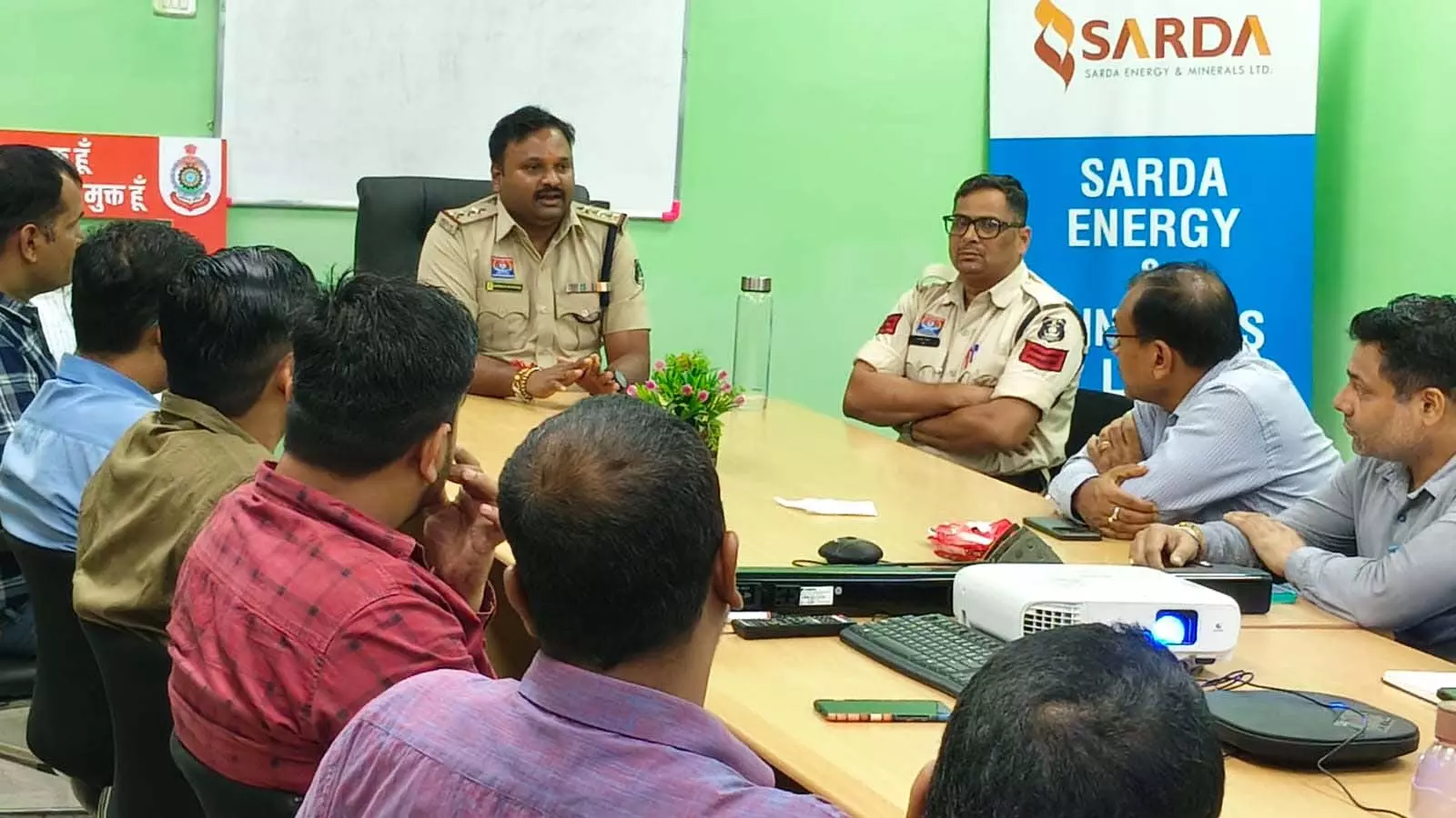 रक्षाबंधन के पर्व पर रायगढ़ पुलिस ने मनाया साइबर सुरक्षा बंधन रक्षाबंधन के पर्व पर रायगढ़ पुलिस ने मनाया साइबर सुरक्षा बंधन