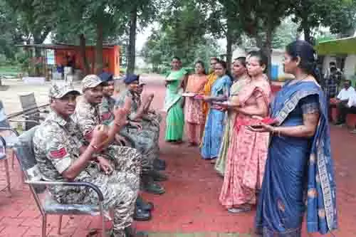 जिनसे कभी संघर्ष था, उन्हीं की कलाई पर बांधी राखी जिनसे कभी संघर्ष था, उन्हीं की कलाई पर बांधी राखी