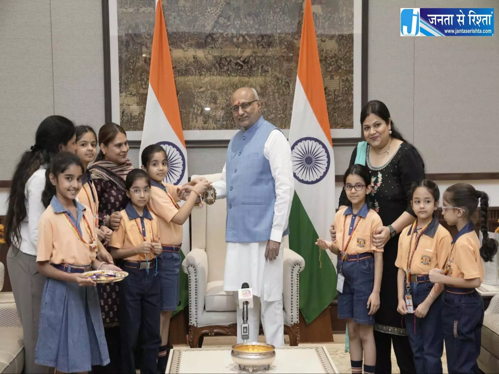 उपराष्ट्रपति ने बच्चों के साथ मनाया भाई-बहन का पर्व उपराष्ट्रपति ने बच्चों के साथ मनाया भाई-बहन का पर्व