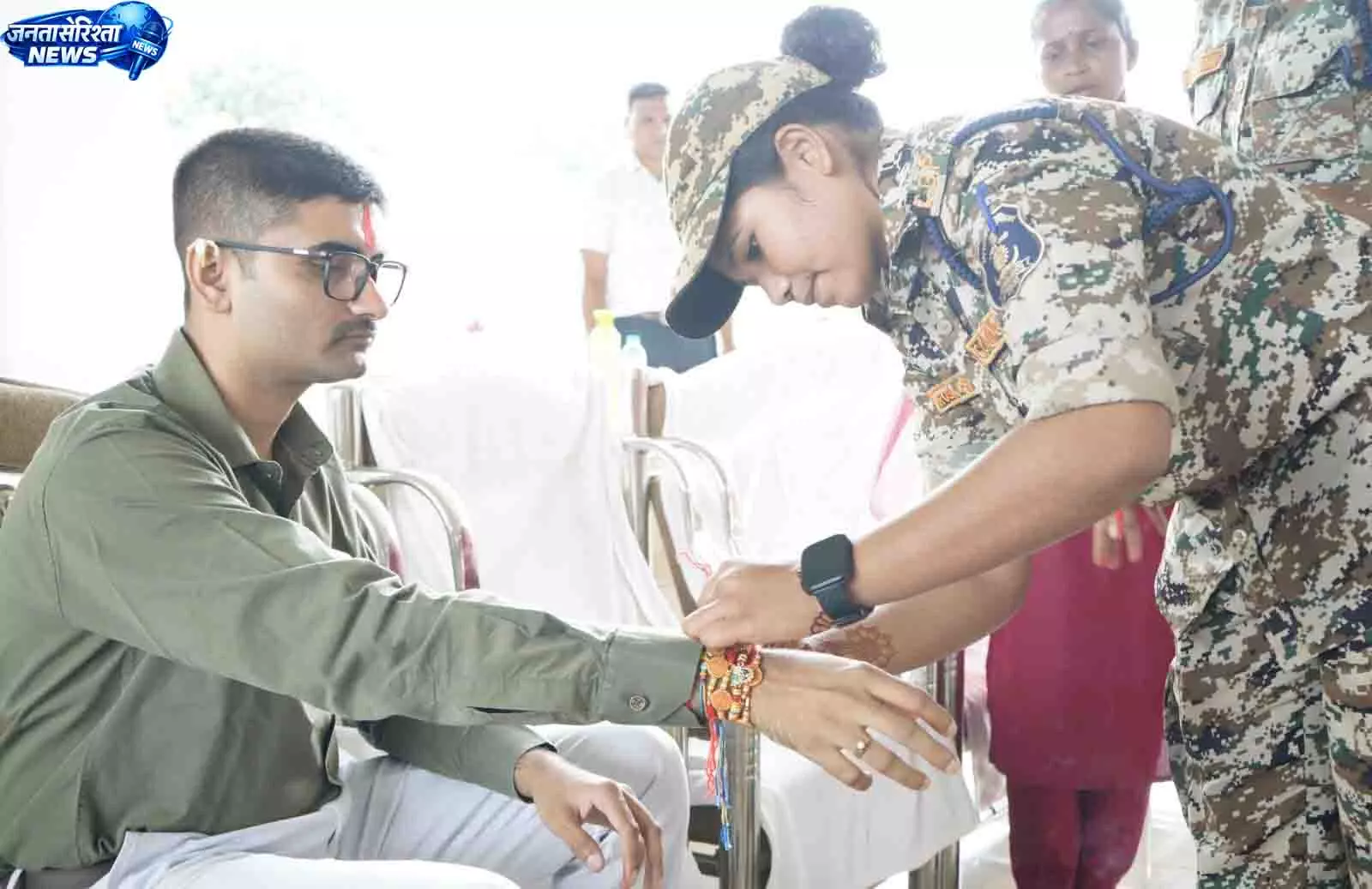 हिंसा छोड़ मुख्यधारा में लौटीं बहनों ने DRG जवानों की कलाई पर बांधी राखी हिंसा छोड़ मुख्यधारा में लौटीं बहनों ने DRG जवानों की कलाई पर बांधी राखी