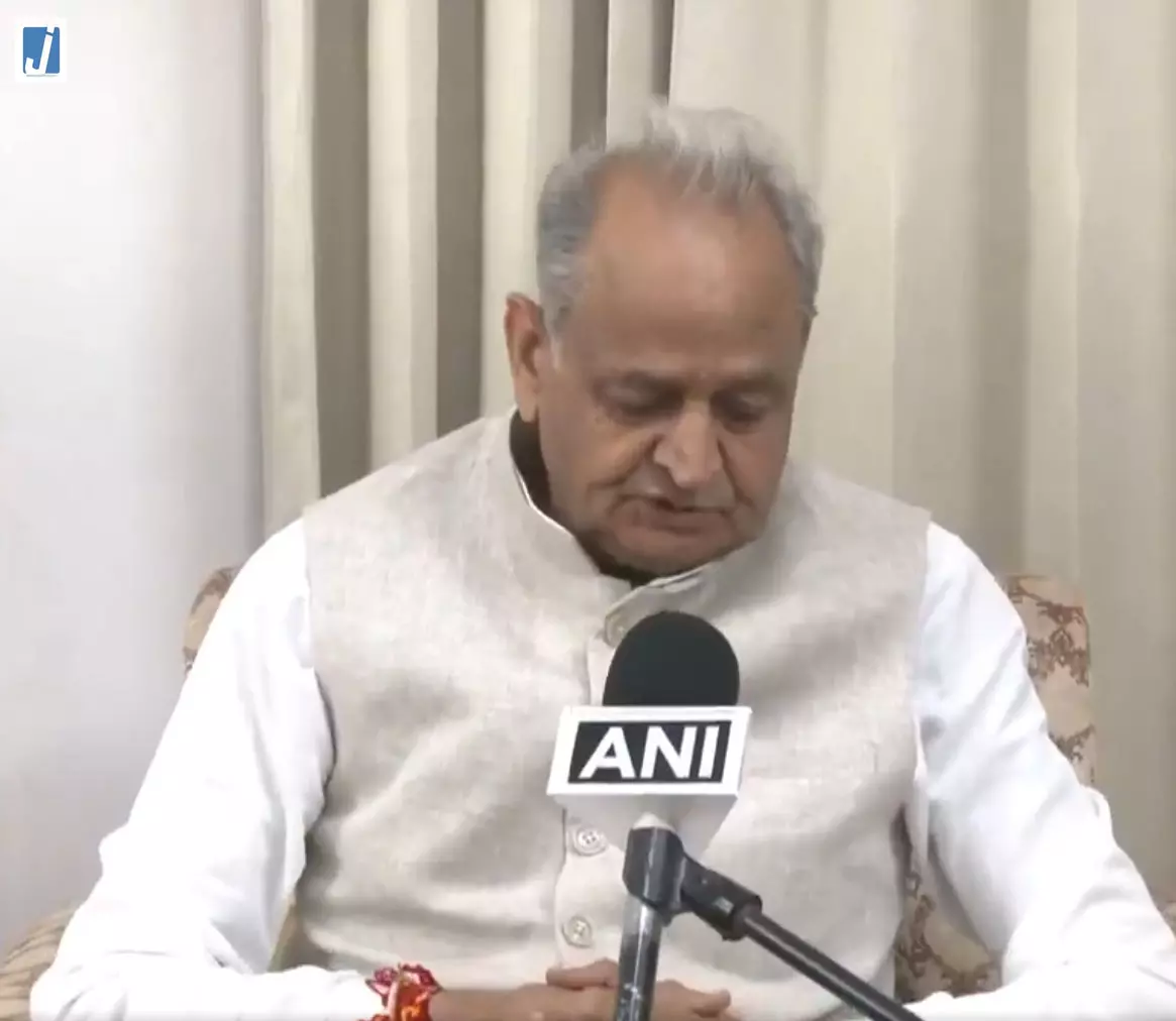 सोनिया गांधी की किताब पर घमासान, गहलोत बोले- प्रकाशन पर हो सकता है दबाव सोनिया गांधी की किताब पर घमासान, गहलोत बोले- प्रकाशन पर हो सकता है दबाव