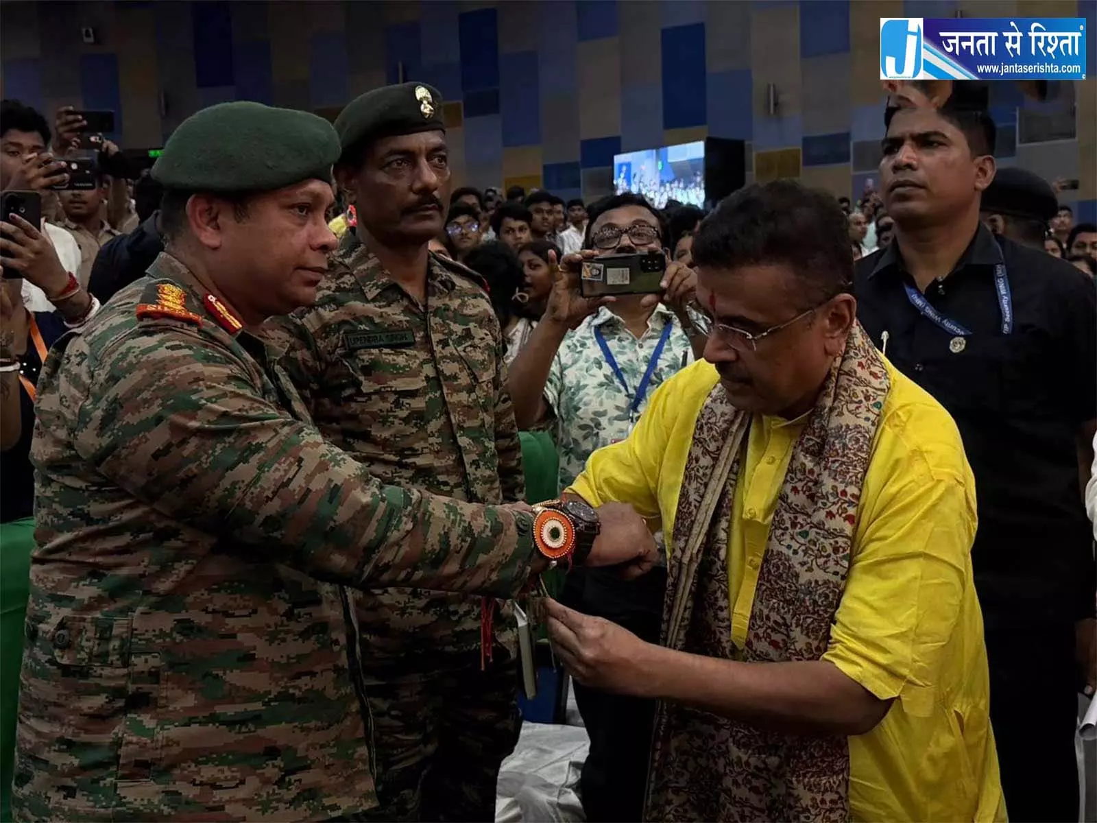 बंगाल CM ने जवानों और NCC कैडेट्स संग मनाया रक्षाबंधन बंगाल CM ने जवानों और NCC कैडेट्स संग मनाया रक्षाबंधन