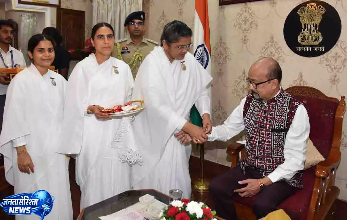 राज्यपाल रमेन डेका को ब्रह्मकुमारी बहनों ने बांधी राखियां राज्यपाल रमेन डेका को ब्रह्मकुमारी बहनों ने बांधी राखियां