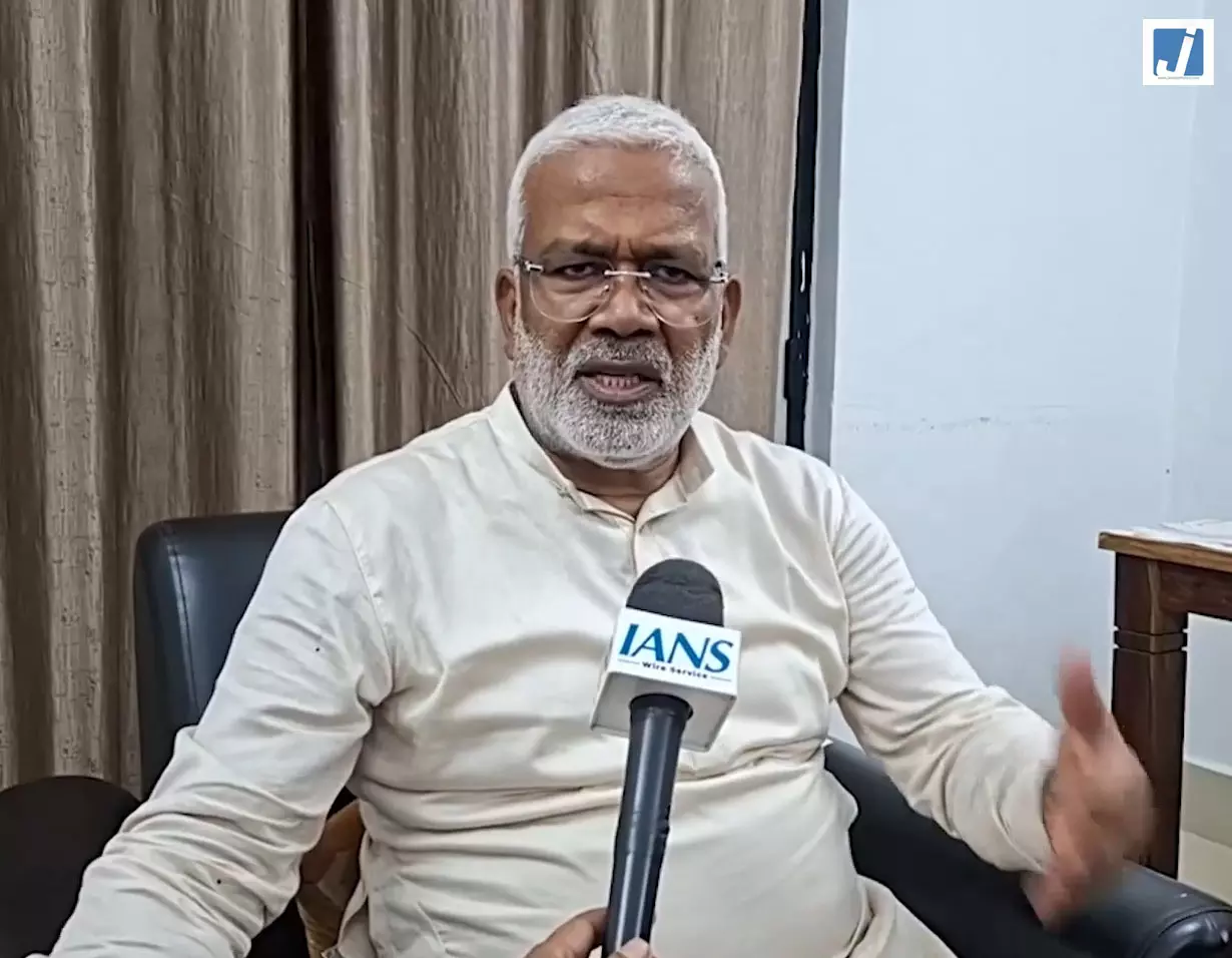 गंडक के बढ़ते जलस्तर पर अलर्ट, मंत्री ने कहा- हर हालात से निपटने को तैयार गंडक के बढ़ते जलस्तर पर अलर्ट, मंत्री ने कहा- हर हालात से निपटने को तैयार