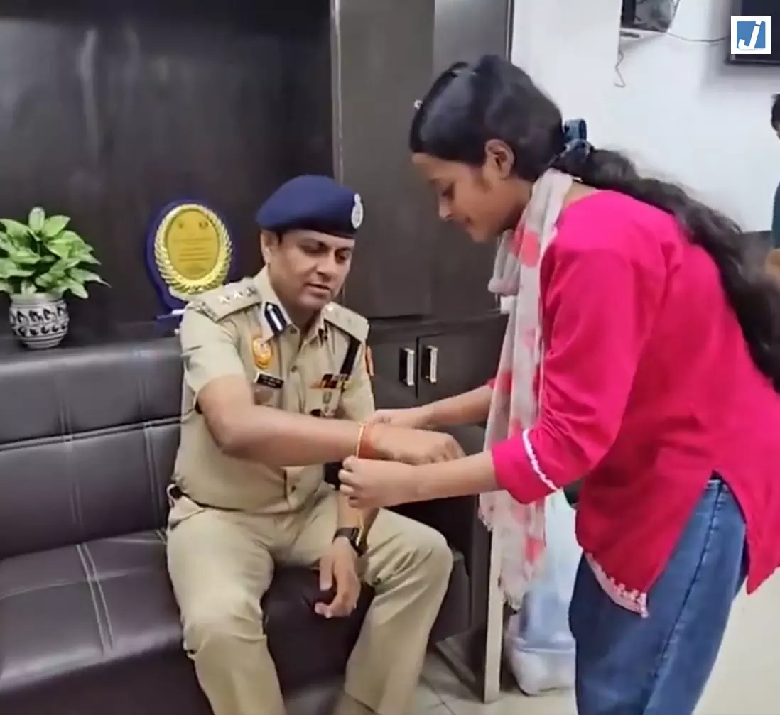 दिल्ली पुलिस का तोहफा ऑपरेशन विश्वास के तहत लौटाए चोरी और गुम हुए मोबाइल दिल्ली पुलिस का तोहफा ऑपरेशन विश्वास के तहत लौटाए चोरी और गुम हुए मोबाइल