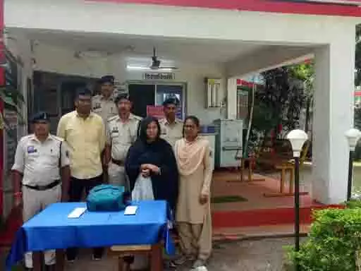 राजधानी बस में गांजा तस्करी का भंडाफोड़, 5.80 किलो गांजा के साथ महिला समेत दो गिरफ्तार राजधानी बस में गांजा तस्करी का भंडाफोड़, 5.80 किलो गांजा के साथ महिला समेत दो गिरफ्तार