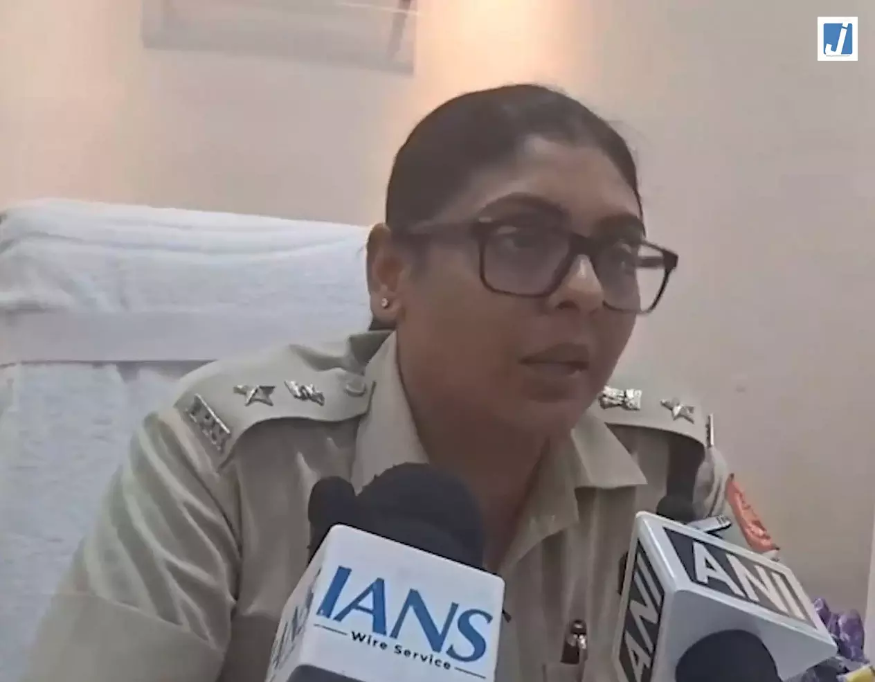 पश्चिम बंगाल में अवैध पटाखों पर बड़ा एक्शन, कई क्विंटल पटाखे जब्त पश्चिम बंगाल में अवैध पटाखों पर बड़ा एक्शन, कई क्विंटल पटाखे जब्त