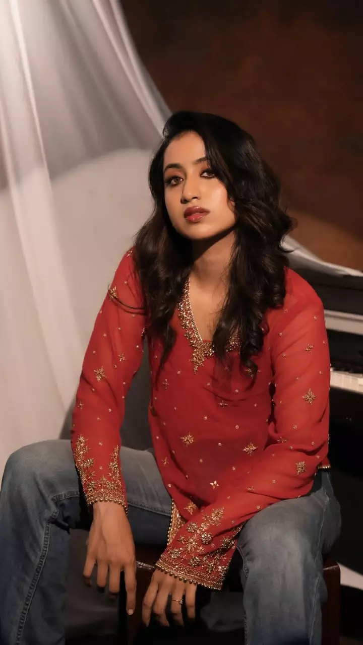 रेड आउटफिट में अंचना का खूबसूरत अंदाज रेड आउटफिट में अंचना का खूबसूरत अंदाज
