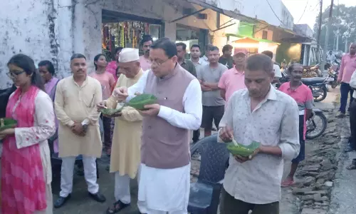 मुख्यमंत्री धामी ने लोकल फॉर वोकल को दिया प्रोत्साहन, पैदल पहुंचकर स्थानीय स्टॉल पर लिया टिकी का स्वाद