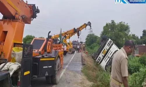 गोरखपुर में एथेनॉल टैंकर पलटा फोरलेन पर 5 घंटे थमा रहा यातायात