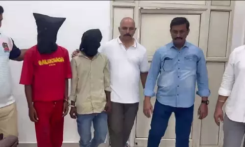 CCTV से पकड़े गए चेन चोरी के आरोपी CCTV से पकड़े गए चेन चोरी के आरोपी