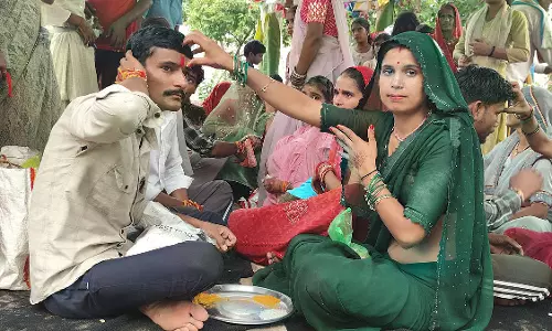 कैदियों की कलाई पर बहनों ने बांधी राखी