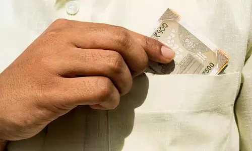 रिश्वत लेते तीन पुलिसकर्मी गिरफ्तार