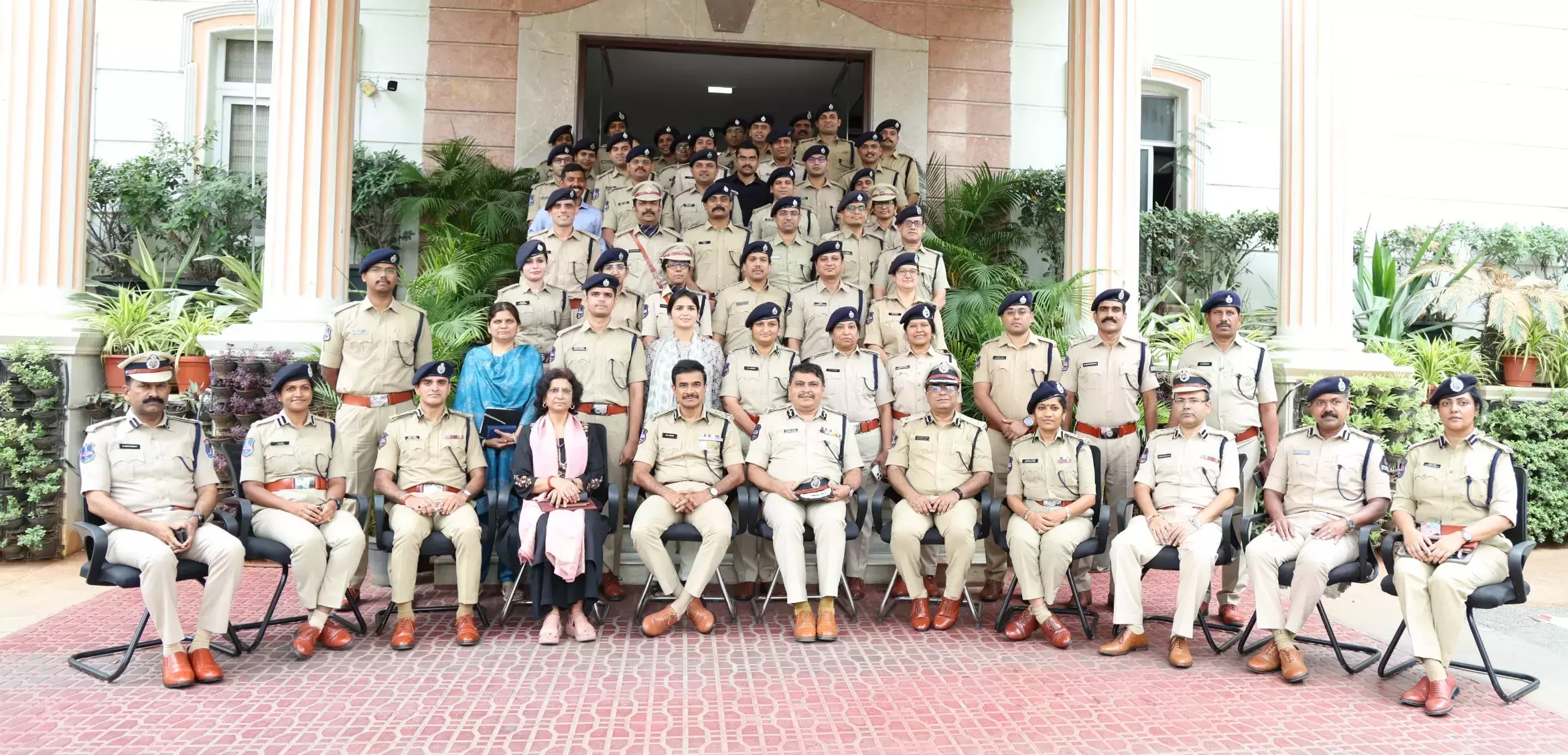 बढ़ते अपराधों से निपटने के लिए डेटा-आधारित और यूनिट-विशिष्ट पुलिसिंग अपनाएं: DGP सी.वी. आनंद बढ़ते अपराधों से निपटने के लिए डेटा-आधारित और यूनिट-विशिष्ट पुलिसिंग अपनाएं: DGP सी.वी. आनंद