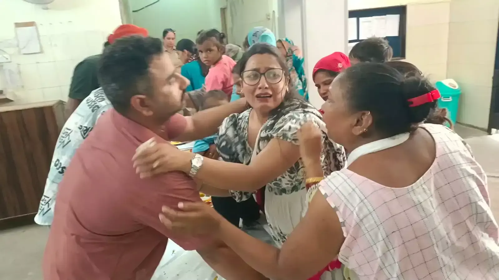 Kaithal: रक्षाबंधन पर जेल में भावुक हुए भाई-बहन, राखी बांधकर बहनों ने मांगी भाइयों की सलामती Kaithal: रक्षाबंधन पर जेल में भावुक हुए भाई-बहन, राखी बांधकर बहनों ने मांगी भाइयों की सलामती
