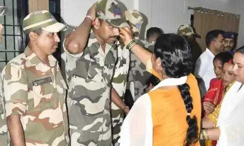 Chamoli: जवानों के साथ मनाया रक्षाबंधन, टनल हादसे में सहयोग के लिए एकल विद्यालय की बहनों ने सराहा